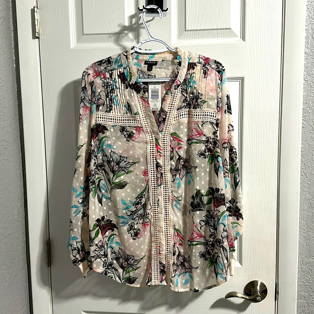 Torrid Light pink floral blouse. Size 1 (14-16)